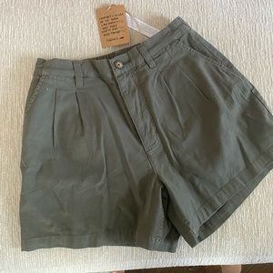 Toad&Co women’s wanderwell pleated short Beetle army green. Highwaisted